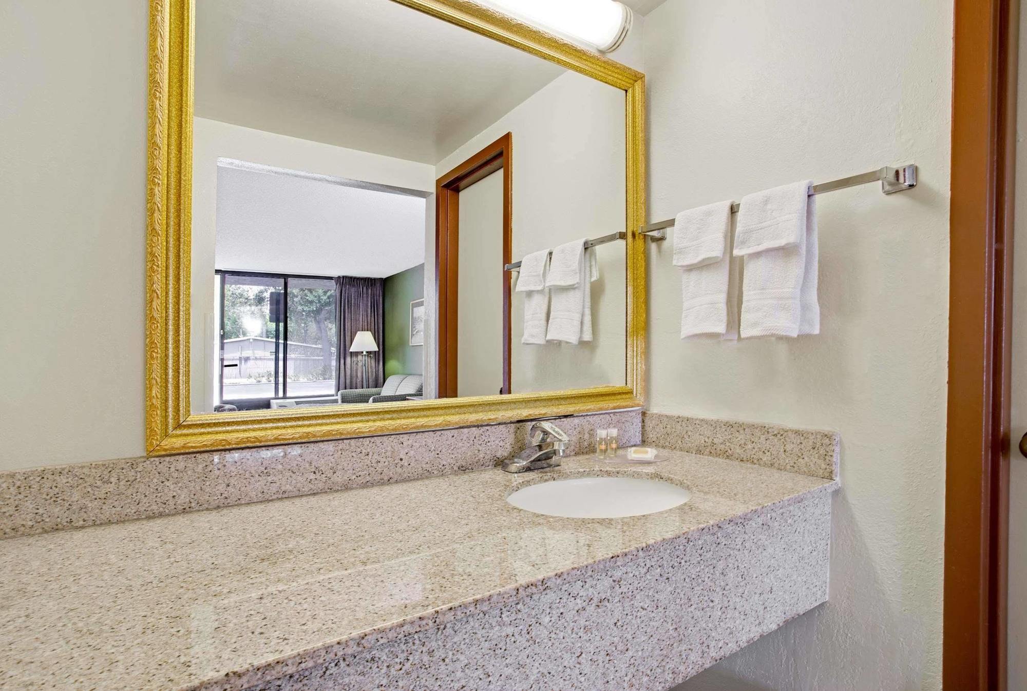 Days Inn By Wyndham Bradenton - Near The Gulf Εξωτερικό φωτογραφία